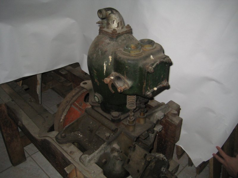 Jednocilindrični brodski motor sa kopčom