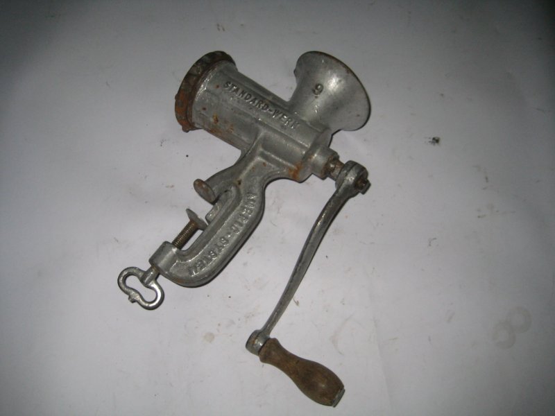 Mašina za mljevenje mesa ručna